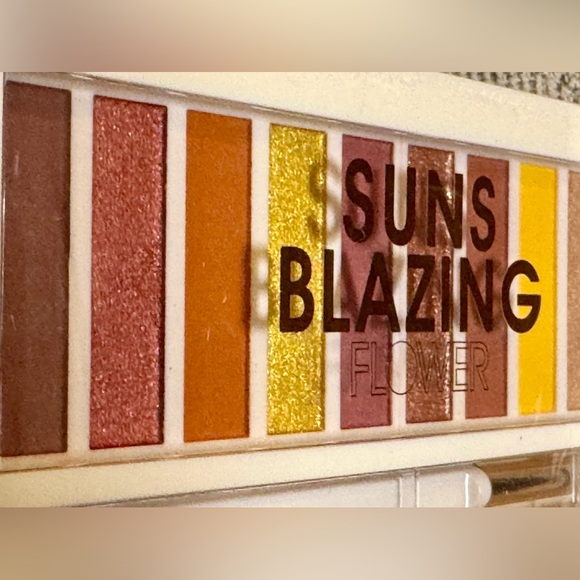 Flower Beauty by Drew Barrymore Suns Blazing Eyeshadow Palette - Picture 6 of 9
